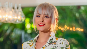 Она обожает свою фиолетовую игрушку