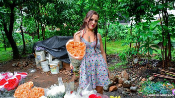 Продавщица цветов готова попробовать мой член