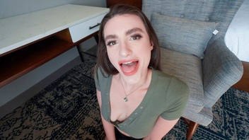 Открывает слюнявый ротик чтобы глубоко сосать