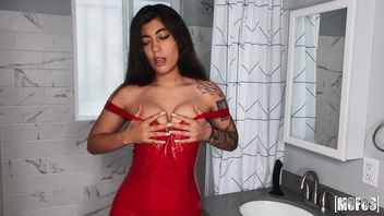 Нескромная Эшли, сучка мастурбирует