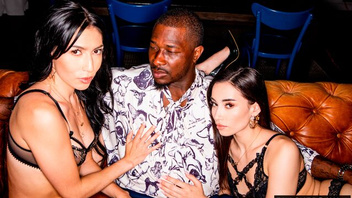 Негр для двух белых брюнеток устраивает  жесткий трахач