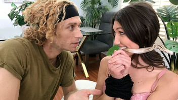 Молодка хочет  крепкий стояк