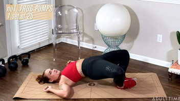 Тренирует свою пизду большим дилдо