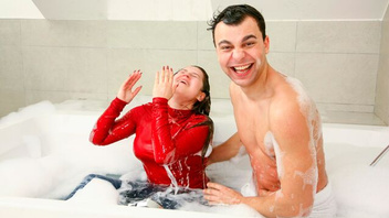 Заманивает толстушку в  ванную чтобы  хорошенько ее трахнуть