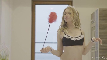 Красивая телка блонда мастурбирует