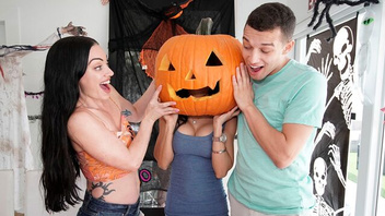 Хэллоуин удался, Тиа Сайрус (Tia Cyrus) на члене