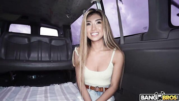 Долбит  красавицу в бусе