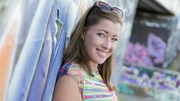 Платит грудастой за еблю  на улице, Элиза (Elisa Tiger)