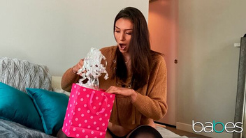 Ее дилдо в письку и ротик