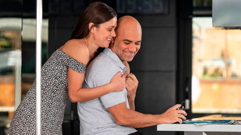 Лысый мужик полирует  двух секси девушек