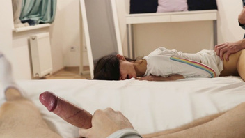 Наблюдает как другой дерет  его девку