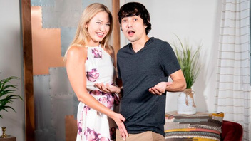 Жадно набрасывается на  его член