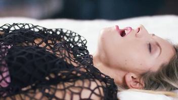 Лижет девушке письку  и долбит членом