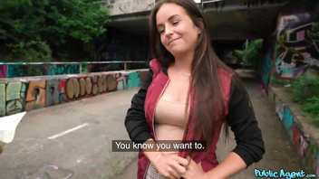 Платит телочке за ее рот и пилотку