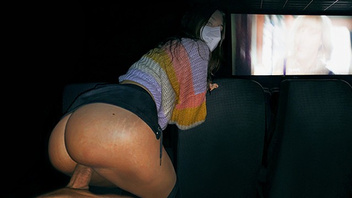 В безлюдном кинотеатре имеет свою  безотказную сучку