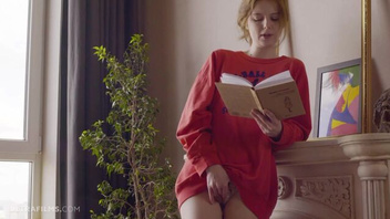 Милая девушка ласкает  письку