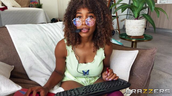 Чернокожая телочка Дженна Фокс (Jenna Fox)  играет с писькой