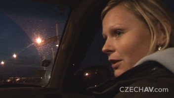 Позволяет ему  долбить свой ротик, пилотку и  анал