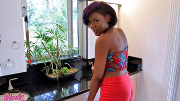 Чернокожую самку угощает огромным членом