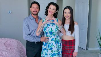 Втроем - самец, милфа и молодая  сучка