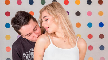 Устраивает для молодой блонды прожарку