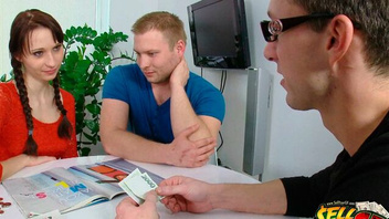 За деньги разрешает ебать свою молодую  сучку