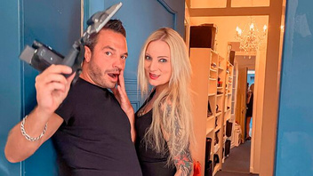 Блонда в татуировках для его члена