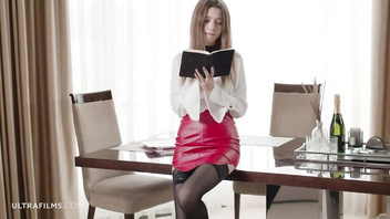 Ласкает свою молодую вагину, соло  милашки