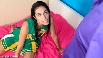 Ручками дрочит ему  стояк