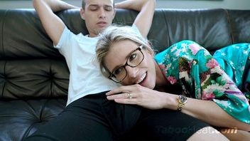 Папка и сынок на двоих дерут зрелую суку, Кори Чейз (Cory Chase)