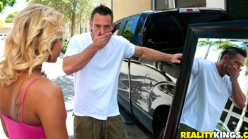 Хорошенько блондиночку наказывает членом