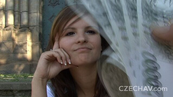 Набрасывается на хер чтобы  наслаждаться