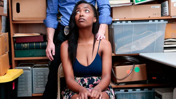 Поймал черную воровку и угостил ее  членом