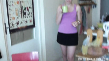 Присаживает  блондиночку на горячий  хуй