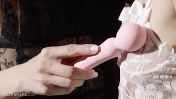 Две телочки разминают пилотки вибратором