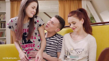 Парень разводит двух молодых девушек на сладко  поебаться