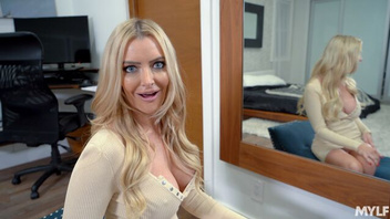 Растягивает грудастой рот своим большим  членом