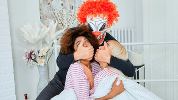 У клоуна есть большой член