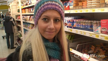 Моет  блондиночку чтобы  потрахать