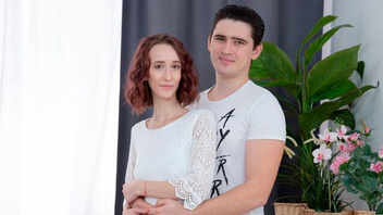 Полирует  худенькую телку огромным  хуем