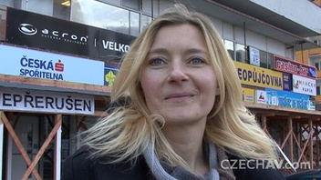 Снял  телочку чтобы надавать ей по ротику и по  пилотке