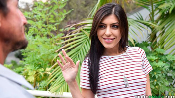 Утешает  мужика ротиком и  пиздой