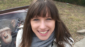 Снимает молодую для секса