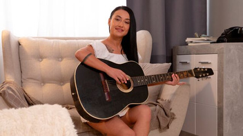 Лижет своей девушке чтобы потом выебать ее в ротик и письку, Лиса Кови (lisa Kovi)