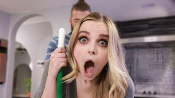 Хотела  убраться, а пришлось ебаться - трах для грудастой  Коди Вор  (Codi Vore)