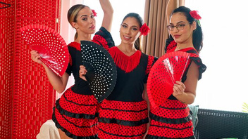 Три горячие танцовщицы на его  хуе