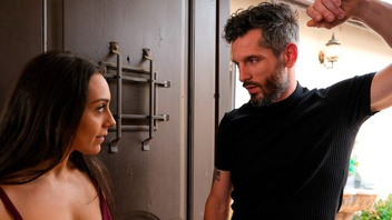 Хочет  его внимания и  потрахаться