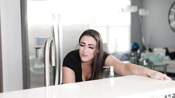 Лижет  мачехе чтобы дать ей в рот и по пизде