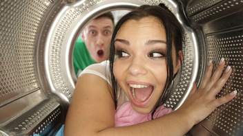 Застряла в стиралке и получала в очко и  рот