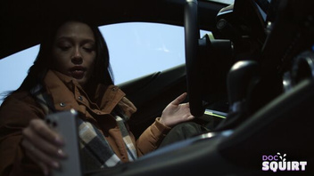 Учит красавицу мощно трахаться